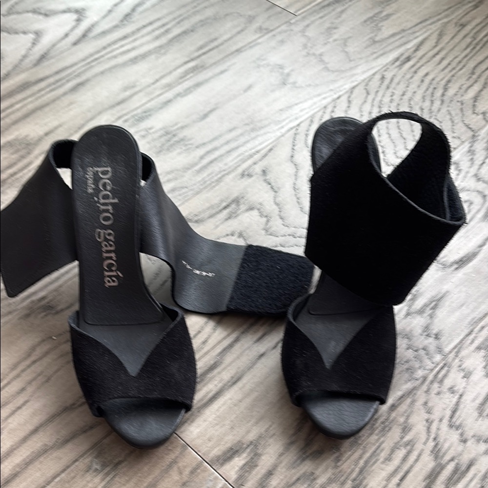 Pedro Garcia Black Sandals with Chunky Heel and Crisscross Straps - Picture 3 of 16